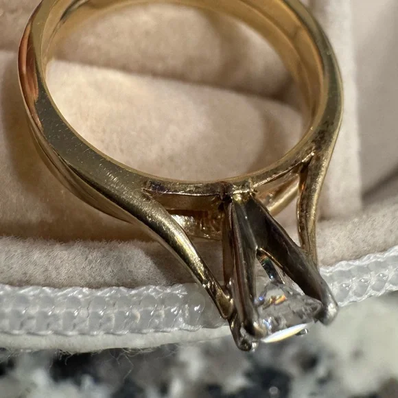 Elegant Gold Diamond Ring - Picture 6 of 14